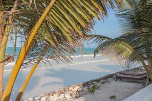 On the beach, sun-loungers - Zanzibar Bahari Villas (Matemwe)