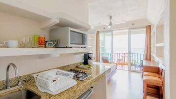 Réfrigérateur, micro-ondes, plaque de cuisson, cafetiÚre/bouilloire