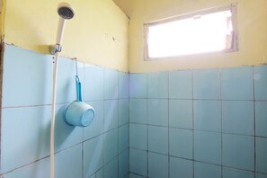 Habitación estándar | Baño | Regadera y toallas 