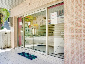 Property entrance - Hotel O Wisma Jampea (Makassar)