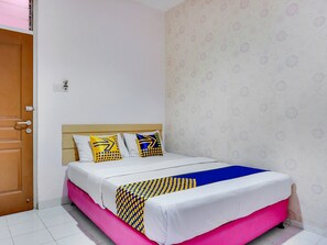 Desk, free WiFi, bed sheets - Hotel O Wisma Jampea (Makassar)