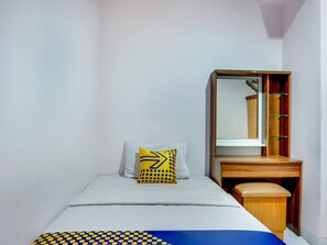 Economy Twin Room | Desk, free WiFi, bed sheets - Hotel O Wisma Jampea (Makassar)