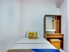 Escritorio, wifi gratis y ropa de cama