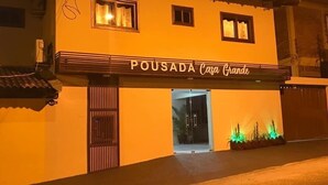 A building with a sign reading "POUSADA Casa Grande" at the entrance. - Pousada Casa Grande (Barra do Garcas)