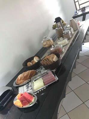 Free daily self-serve breakfast - Pousada Casa Grande (Barra do Garcas)
