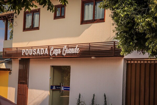 Ein Gebäude mit einem Schild, auf dem „POUSADA Cabo Grande“ steht.