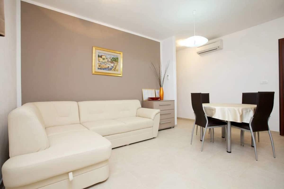 Apartment, 2 Bedrooms, Ground Floor (South) | Living area