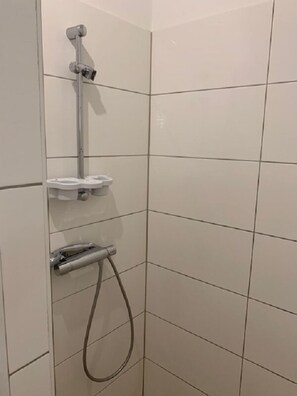 Apartment | Bathroom shower - Gästehaus wirwohnenhier (Heidelberg)