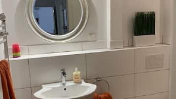 Apartment | Badezimmer | Dusche, Handtücher