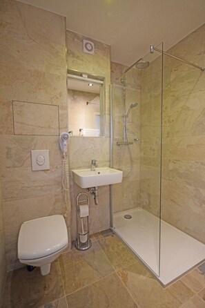 Bathroom - Apartment East Side - Pflugstrasse 4 (Berlin)