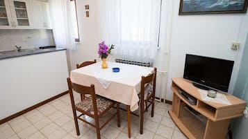 Apartment, 1 Bedroom, Terrace, City View (Ground Floor) | In-room dining
