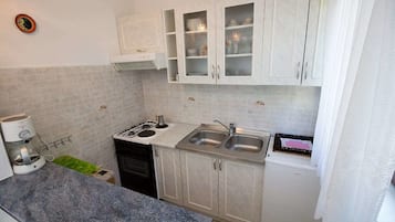 Apartment, 1 Bedroom, Terrace, City View (Ground Floor) | Private kitchen | Fridge, oven, stovetop, electric kettle