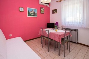 Leilighet, 2 soverom, terrasse | Oppholdsrom | Flatskjerm-TV