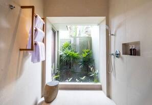 Lin Ubud Riang Deluxe Premium | Bathroom shower