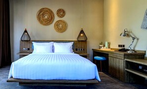 A bedroom with a large bed, bedside tables, a desk, and a chair. - Lin Ubud (Ubud)