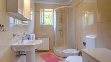 Apartment, Ground Floor | Bathroom | Shower, bidet, towels