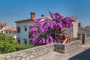 Front of property - Apartment Bugenvilia (Mali Losinj)