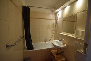 Apartment Isabella - Rochstrasse 9 | Badezimmer | Dusche, Haartrockner, Handtücher, Seife