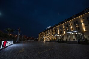 住宿正面 (夜晚)