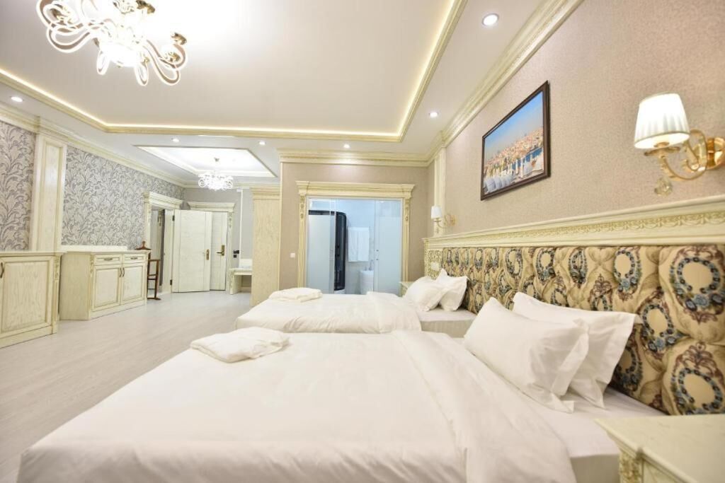 Egyptian cotton sheets, premium bedding, in-room safe, desk