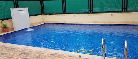 Hồ bơi ngoài trời, mở cửa từ 8:00 đến 19:00, ghế dài tắm nắng