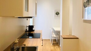 Fridge, electric kettle, cookware/dishes/utensils - Cube Apartments Hamburg (Hamburg)