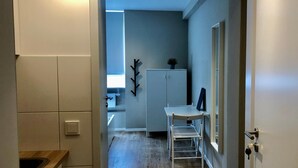Fridge, electric kettle, cookware/dishes/utensils - Cube Apartments Hamburg (Hamburg)