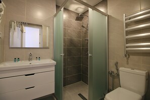 Shower, free toiletries, hair dryer, bathrobes - ZamZam Hotel (Baku)
