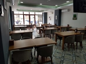 Breakfast, lunch, dinner served; international cuisine, beach views  - ZamZam Hotel (Baku)