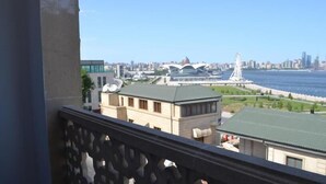 A balcony with a view of a cityscape, including a bridge and a Ferris wheel. - ZamZam Hotel (Baku)