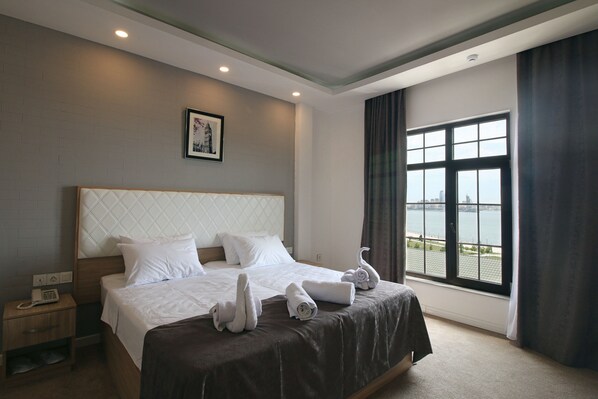 Minibar, coffres-forts dans les chambres, bureau