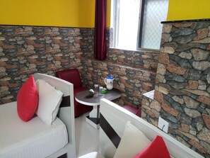 Buồng tắm vòi sen, khăn tắm, xà phòng, dầu gội 