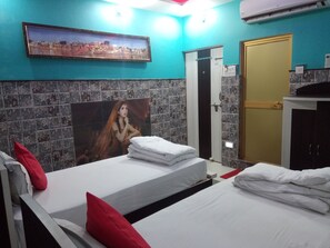 Rollaway beds, free WiFi, bed sheets - Hotel Bachchan Palace (Varanasi)