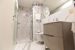 Chambre Confort double ou avec lits jumeaux | Salle de bain | Douche, douche cascade, séchoir à cheveux, peignoirs