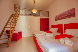 Vierbettzimmer (Vesuvius) | Schreibtisch, laptopgeeigneter Arbeitsplatz, Verdunkelungsvorhänge