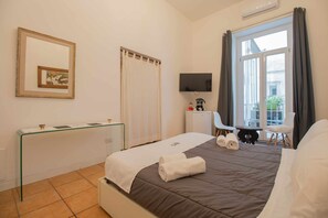 Double Room (White Room) | Desk, laptop workspace, blackout drapes, free WiFi - Carafa's Central Apartments (Naples)