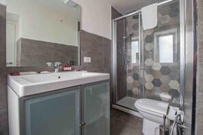 Double Room (White Room) | Bathroom | Shower, rainfall showerhead, bidet, towels - Carafa's Central Apartments (Naples)