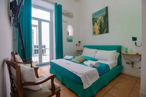 Double Room (Vic Street) | Desk, laptop workspace, blackout drapes, free WiFi - Carafa's Central Apartments (Naples)