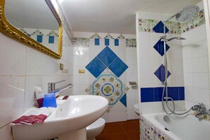Triple Room (Castle) | Bathroom | Shower, rainfall showerhead, bidet, towels - Carafa's Central Apartments (Naples)