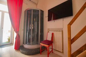 Camera quadrupla (Vesuvius) | Una scrivania, postazione laptop, tende oscuranti, Wi-Fi gratuito