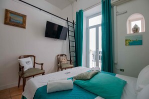 Double Room (Vic Street) | Desk, laptop workspace, blackout drapes, free WiFi - Carafa's Central Apartments (Naples)