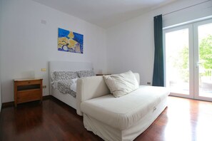 Neljän hengen huone | Pimennysverhot, lisävuoteet, ilmainen Wi-Fi, vuodevaatteet