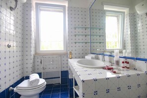 Neljän hengen huone | Kylpyhuone | Suihku, sadesuihkupää, kylpytakit, bidee