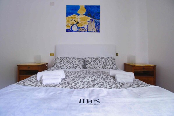 Neljän hengen huone | Pimennysverhot, lisävuoteet, ilmainen Wi-Fi, vuodevaatteet