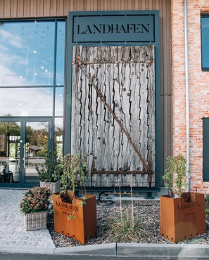 Property grounds - Hotel Landhafen (Niebuell)