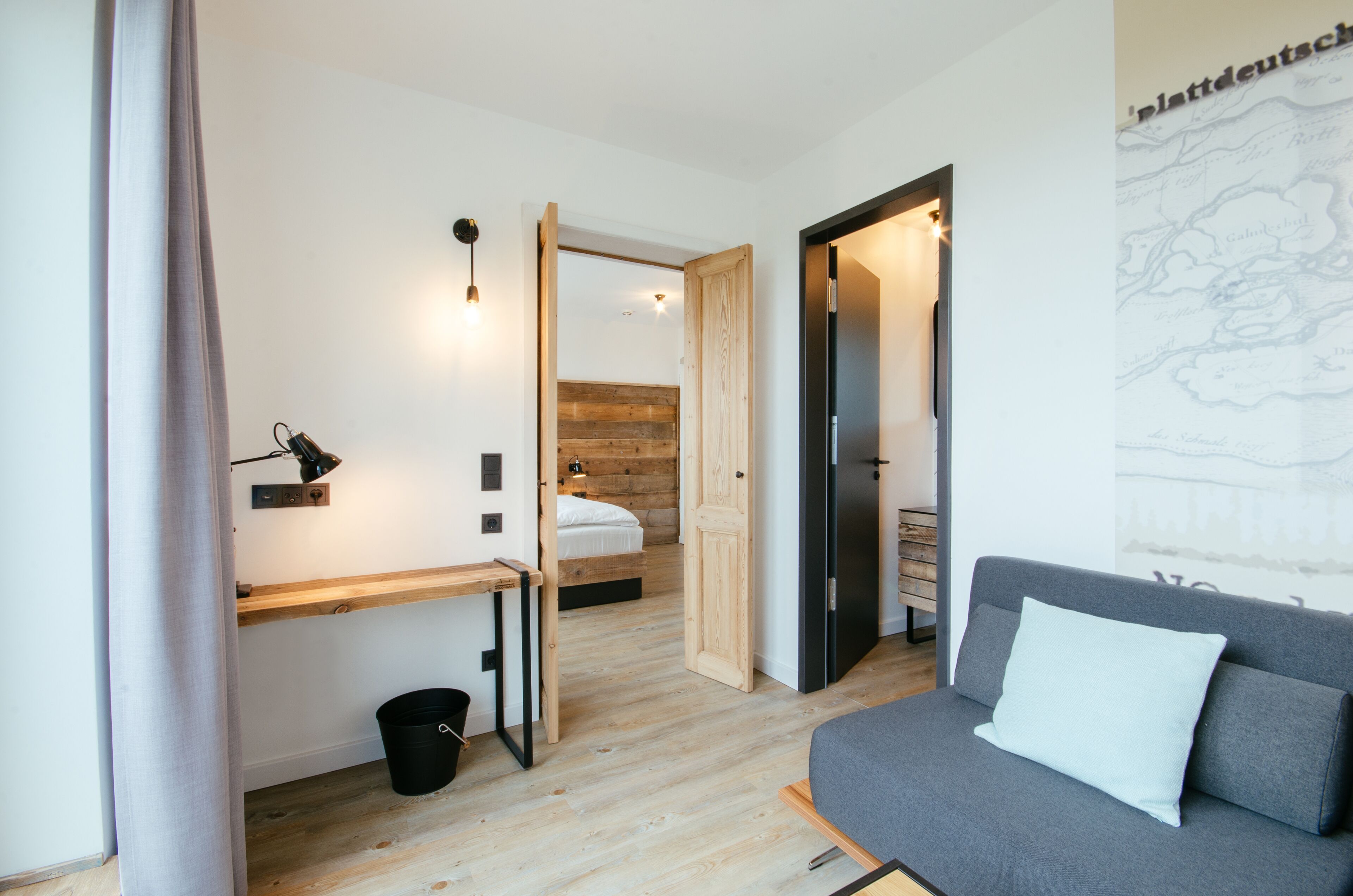 suite | living room | flat-screen tv