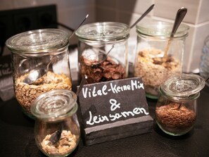 Three glass jars with labels and a sign indicating different food mixes. - Hotel Landhafen (Niebuell)
