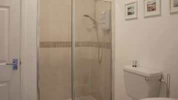 Appartement | Salle de bain | Douche, articles de toilette gratuits, sĂšche-cheveux