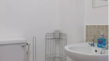 One-Bedroom Apartment | Bathroom | Shower, free toiletries, hair dryer, towels