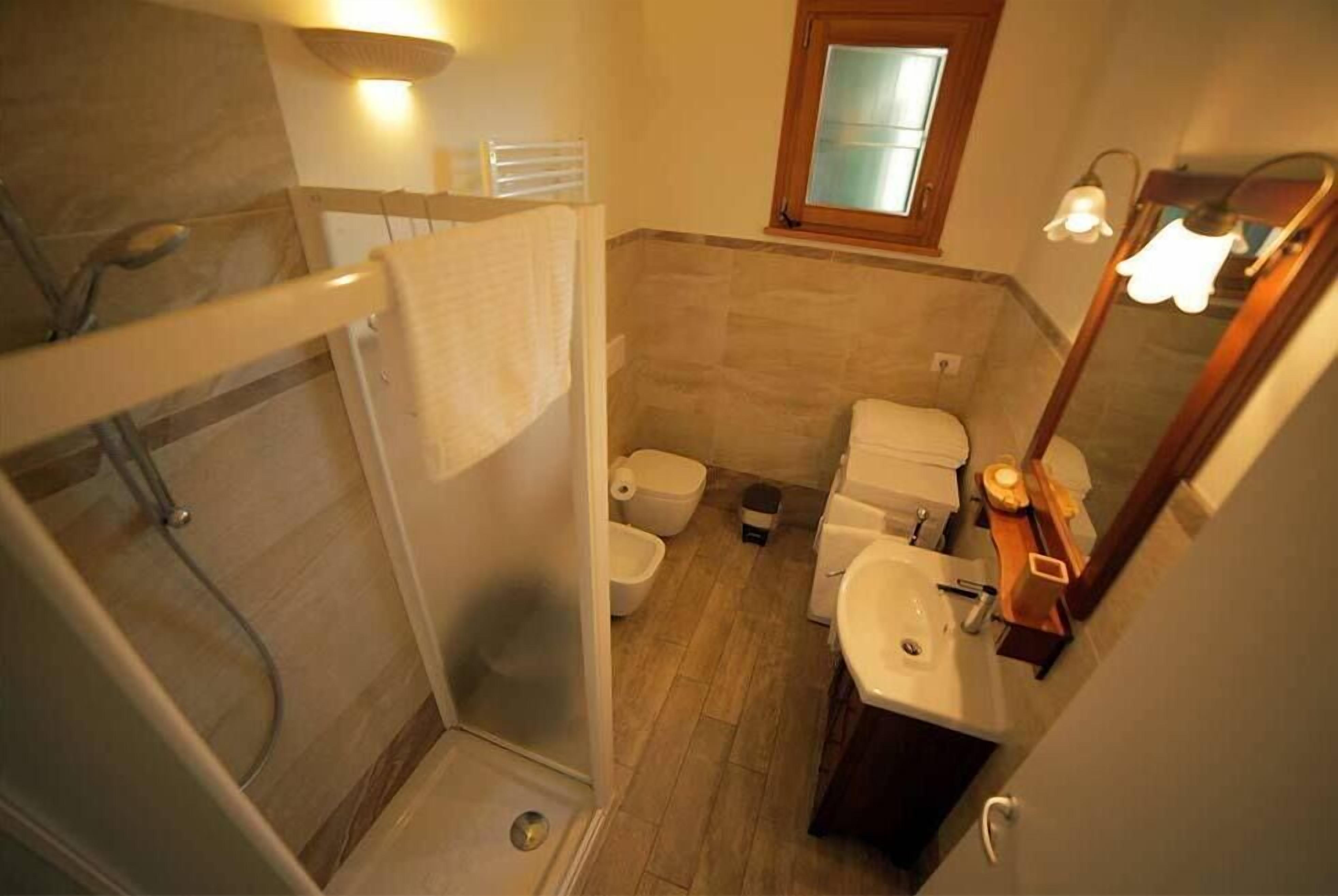 Apartment (Le Vigne) | Bathroom | Shower, towels